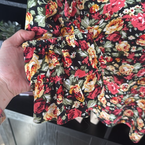 Dainty Jewell’s Ruffle Top - Picture 3 of 4